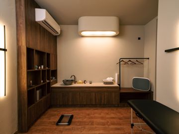 A private treatment room at the Trivas Neuron clinic